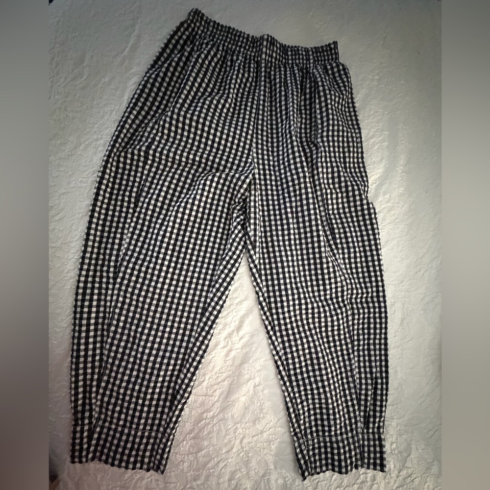 Free People barrel leg pants in Black/White seersucker. Amazing for summer